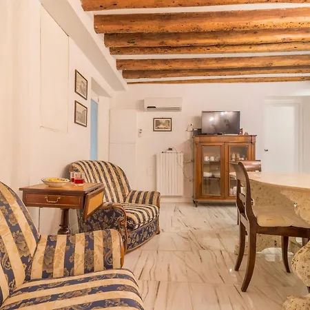 Noble House With @original Venetian Murales Apartment